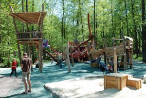 Spielplatz mit vielen Kindern