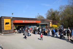 Eingang des Tierparks mit einer Warteschlange