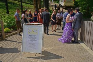 Informationsschild über das Stattfinden der Hochzeit auf der Aussichtsterrasse