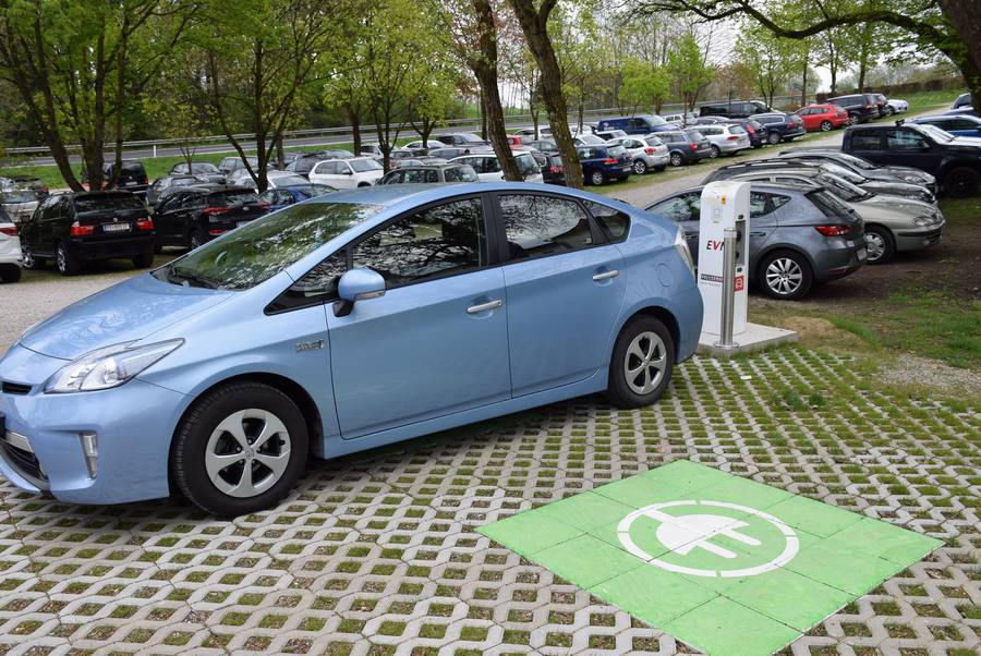 E-Tankstelle am Parkplatz des Tierparks Stadt Haag mit einem Auto