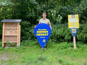 Franz Palmetshofer präsentiert das neue Bienen- und Nützlingshotel für die Aktion "Wir für Bienen"